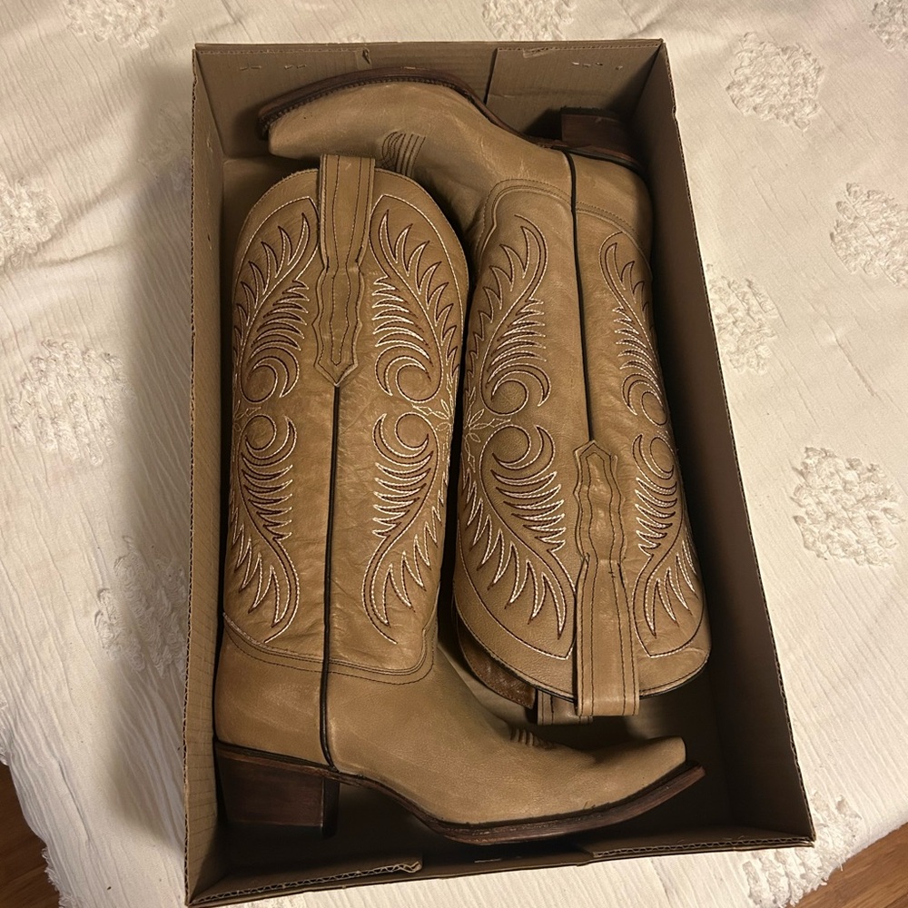 Circle G Women’s tall Western Boots- Snip toe 
Color- tan size- 9.5 regular